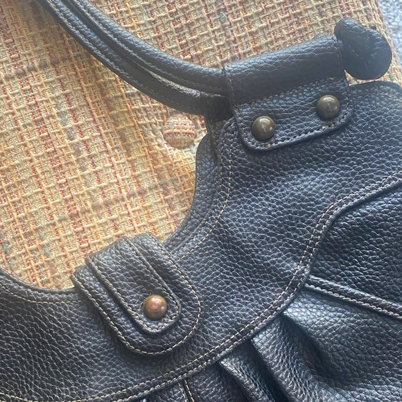 The Limited VTG Large Black Pebbled Leather Shoulder Bag with Gold Accents - Picture 4 of 16